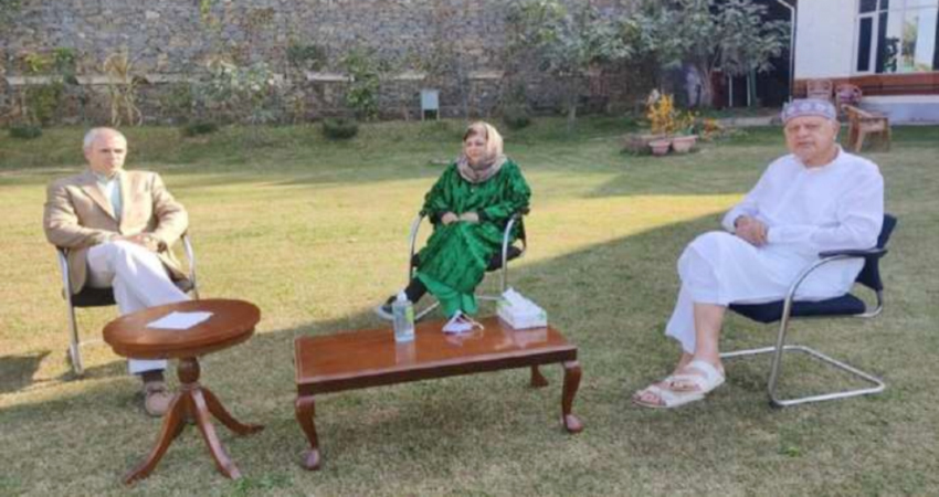 उमर और फारुख अब्दुल्ला ने की PDP नेता महबूबा मुफ्ती से मुलाकात, कही ये बात उमर और फारुख अब्दुल्ला ने की PDP नेता महबूबा मुफ्ती से मुलाकात, कही ये बात